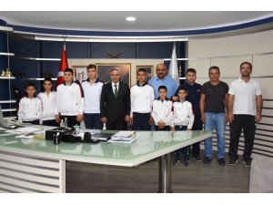 Genç güreşcilerden başkana ziyaret