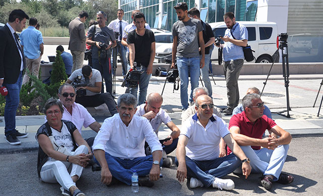 CHP Genel Merkezi önünde kurultay için oturma eylemi