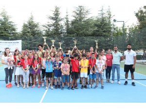 SDÜ’de çocuklara yönelik yaz tenis turnuvası