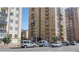 8’inci kattan düşen kadın ağır yaralandı