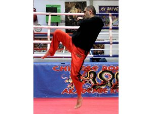 Şampiyon kick-boxçuya polis şiddeti