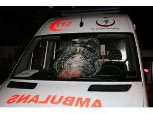 Samsun’da taşlarla ambulansın camlarını kırdılar