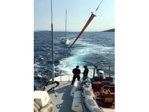 Muğla'da teknede mahsur kalanları Sahil Güvenlik ekipleri kurtardı