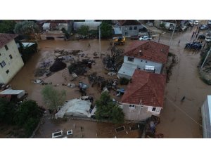Antalya’da sel suları seraları ve ekili alanları vurdu