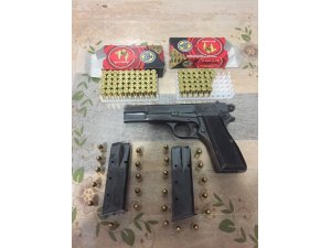 Şüphe üzerine durdurulan araçtan tabanca ele geçti