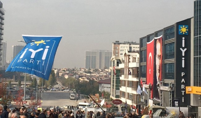 İYİ Parti'de bir kurucu daha istifa etti!