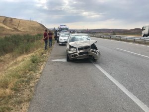 Otomobil Tır’a arkadan çarptı: 2 yaralı