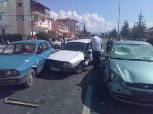 Afyonkarahisar’da zincirleme trafik kazası, 2 yaralı