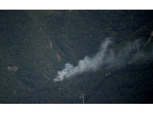 Uludağ eteklerinde orman yangınına 2 helikopter havadan müdahale ediyor