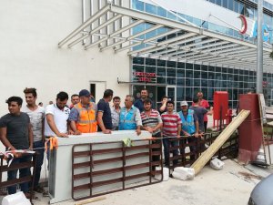 Paralarını alamayan hastane işçileri grevde