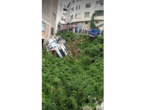 Freni boşalan kamyon arsaya uçtu: 1 yaralı