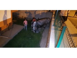 Otomobiliyle apartman bahçesine uçtu, aracını bırakıp olay yerinden kaçtı