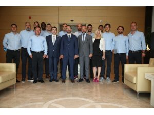 Bakan Kasapoğlu, şampiyon üniversitelileri makamında ağırladı