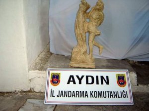 Şüpheli çantadan tarihi heykel çıktı