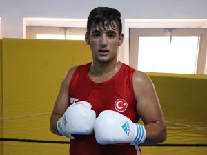Genç boksör hedef büyüttü