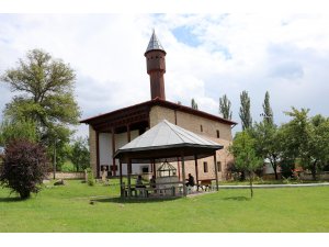 "Çivisiz cami" yıllara meydan okuyor