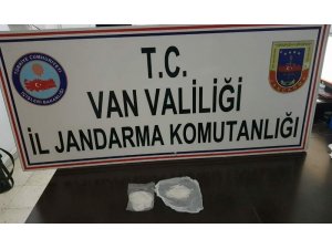 Şüphelinin karnında ve bacak arasında sakladığı uyuşturucu ele geçirildi
