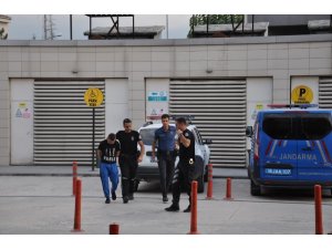 Kovalamacada yakalanan araçlarda tabanca ve uyuşturucu ele geçirildi