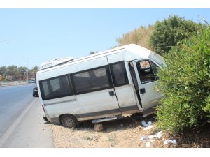 Karşı şeride geçen minibüs istinat duvarına çarparak durabildi: 1 yaralı