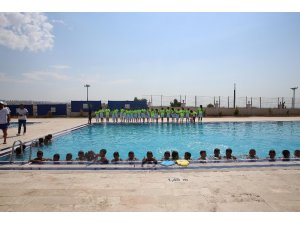 Çocuklar spor okullarında yüzmeyi öğreniyor