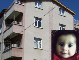 13 aylık çocuk beton zemine düştü