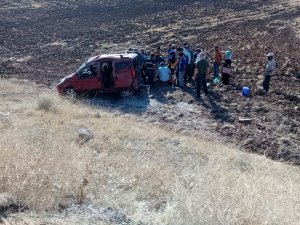 Hafif ticari araç şarampole yuvarlandı: 4 Yaralı