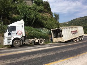 Kastamonu’da çöp dolu tırın dorsesi çıktı