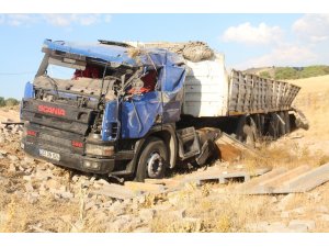 Elazığ’da tır ile otomobil çarpıştı: 4 yaralı