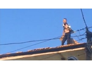Ev sahibine kızan kiracı çatıdaki kiremitleri aşağı fırlattı