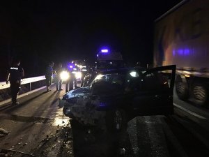 Otomobil, yolda arızalanan TIR’ın altına girdi