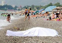 Cesede bakarak güneşlendiler