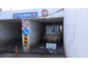 Traktör alt geçide sıkışıp kaldı