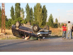 Otomobille kamyonetin çarpıştığı kaza güvenlik kamerasında