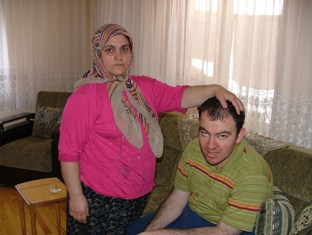 Annesi Hakan'ı yengesine emanet etti