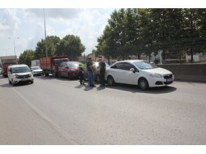 Tıra yol vermek için duran 5 araç birbirine girdi