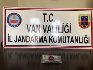 Cebindeki uyuşturucuyla seyahat eden yolcu yakalandı