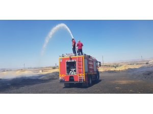 200 ton saman kül oldu