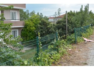 Otomobil evin bahçesine uçtu: 5 yaralı