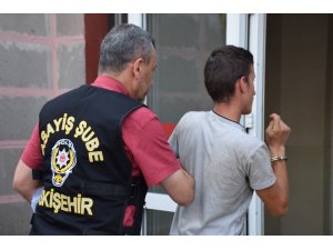 Oto hırsızından basın mensuplarına çirkin hareket