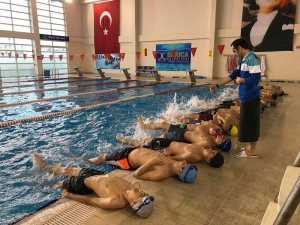 Darıcalı çocuklar yüzmeyi sevdiler