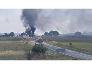 Seyir halindeki otomobil alev alev yandı
