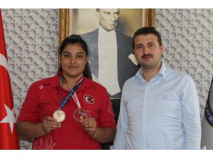 Başarılı halterci Kaymakam Cıdıroğlu'nu ziyaret etti