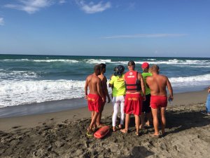 Sakarya'da denize giren genç dalgalara kapıldı