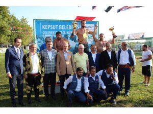 Kepsut’ta yağlı güreşler nefes kesti