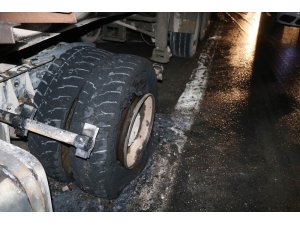 TEM’de hafriyat kamyonunun tekeri patladı, yoğun trafik yaşandı