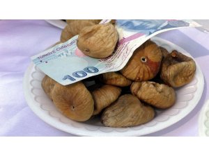 Sezonun ilk organik kuru incirini kilosu 100 TL’den Vali Köşger satın aldı