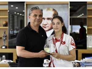Muratpaşa’nın altın kızına kutlama