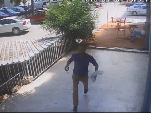 Çaldığı telefonu satma çabası kamerada