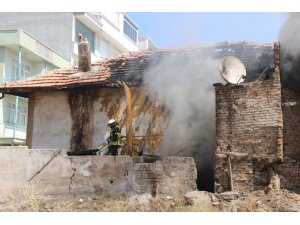 Evde çıkan yangında 5 kişi dumandan etkilendi
