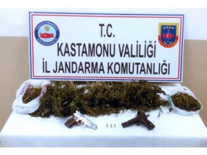 Araçlarında ve ikametlerinde uyuşturucu bulunan iki kişi tutuklandı